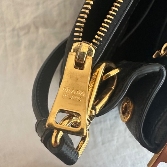 Black Prada Medium Galleria Saffiano Bag - Picture 11 of 16